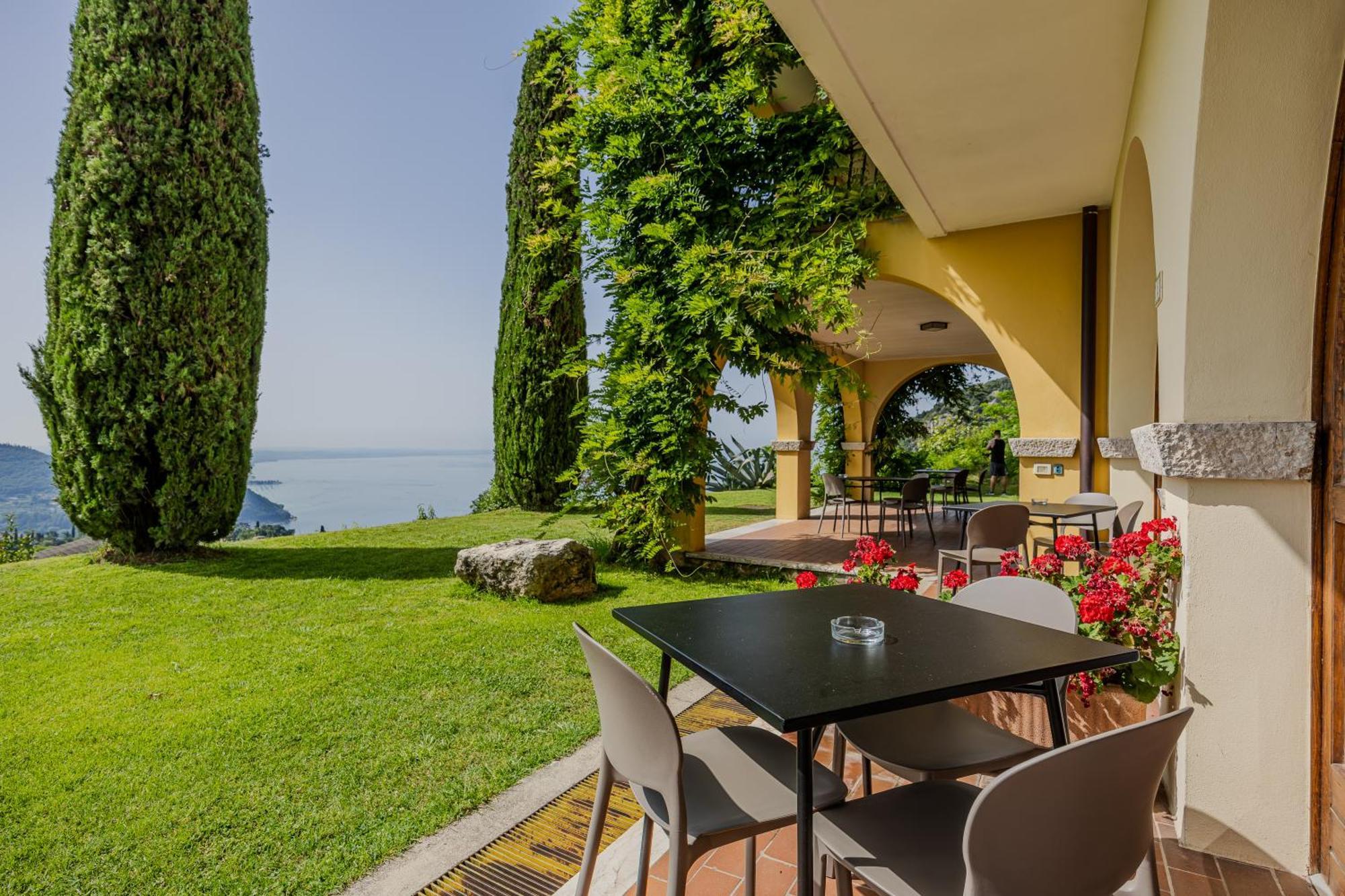Residence San Michele Костермано Экстерьер фото